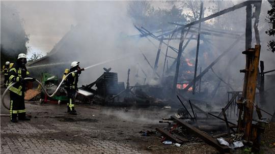 Hier ist nichts mehr zu retten: Die Scheune brennt trotz des Einsatzes der Feuerwehr komplett ab. Foto: Schröder