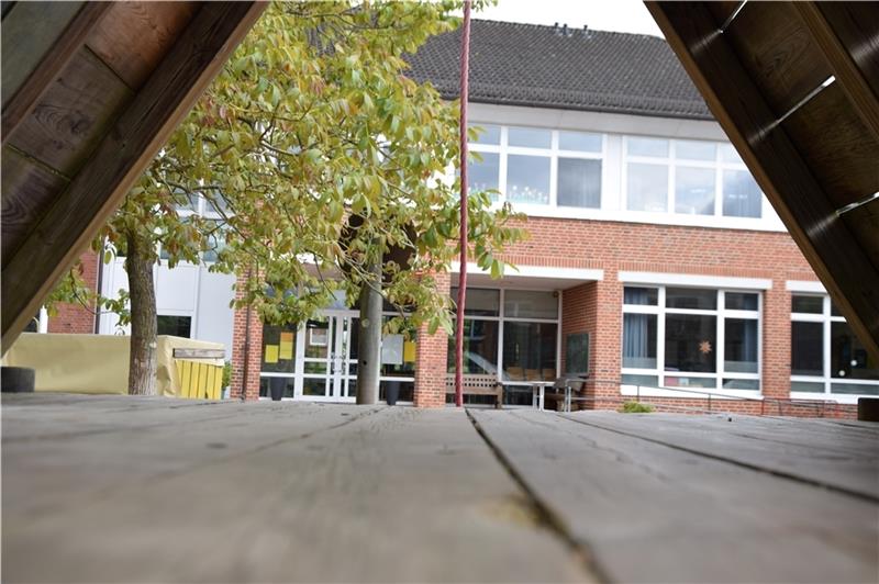 Hier ist zu wenig Platz: Die Grundschule in Guderhandviertel ist zu klein für die Ganztagsbetreuung. Die Debatte um den Schulstandort betrifft inzwischen alle Grundschulen der Samtgemeinde. Foto: Battmer