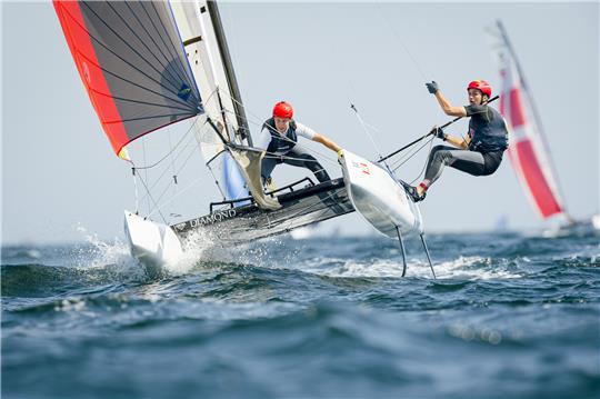 Hier kämpfen sich Steuermann Paul Kohlhoff und Vorschoterin Alica Stuhlemmer mit ihrem Nacra 17 über den Kurs der Kieler Woche 2022. Foto: Sascha Klahn/dpa