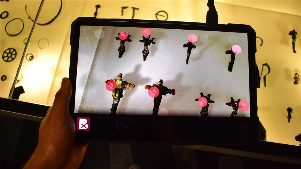 Hier können Geschichtsinteressierte, besonders die jüngeren, auf einem Tablet al...