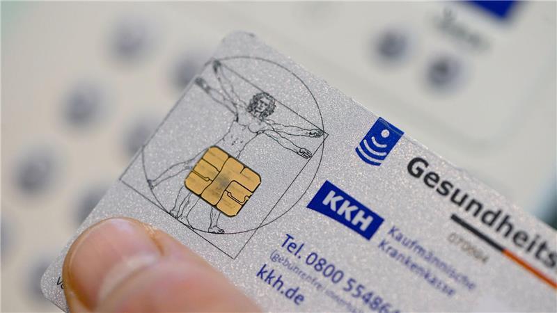 Apotheker klagen über Ausfälle im System für E-Rezepte Hier können Rezepte gespeichert werden: Elektronische Gesundheitskarte. (Archivbild)