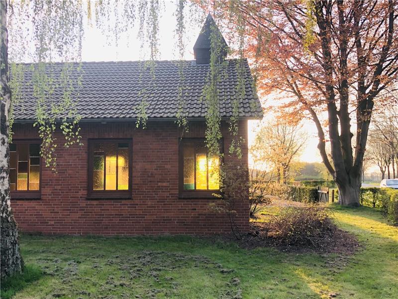 Hier könnte gebaut werden: Zwei Bauplätze auf dem Friedhofspark-Areal stehen in Heinbockel zur Debatte. Eines der Grundstücke liegt direkt neben der Kapelle. Aber es gibt einen weiteren Vorschlag. Foto: Klempow