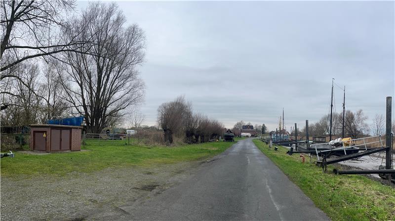 Wischhafen will verwilderten Hafen zum Touristenmagneten umbauen Hier könnten künftig Tiny Houses stehen.