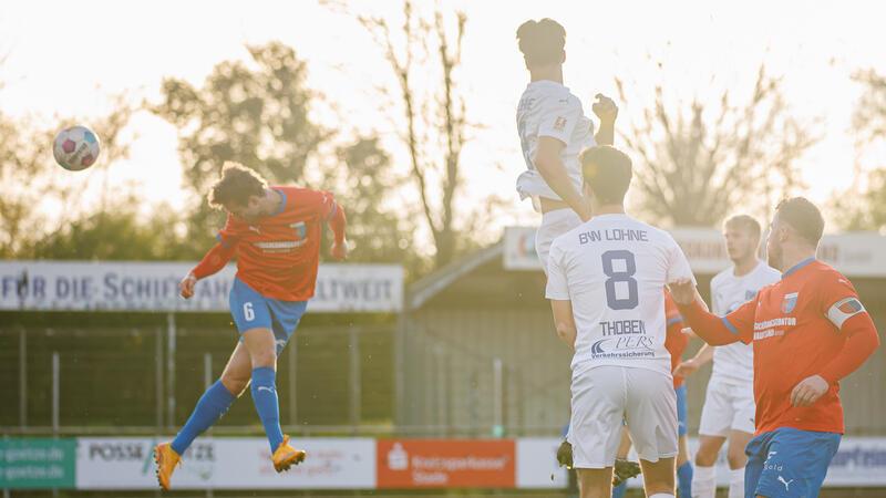 D/A-Erfolgsserie gerissen – ausgerechnet gegen diesen Gegner Hier köpft Matti Steinmann das 1:0 gegen BW Lohne.