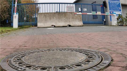 Hier kommt kein Fahrzeug mehr aufs Firmengelände: Die Stadt hat am Mittwochmorgen vor dem „Zweck-Betrieb“ TiNo in Atens eine Betonsperre aufstellen lassen.