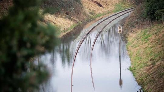 Hier kommt kein Zug durch: Die Hafenbahn des Fischereihafens ist wegen Wassereinbruchs im Gleisbett nicht mehr funktionsfähig.