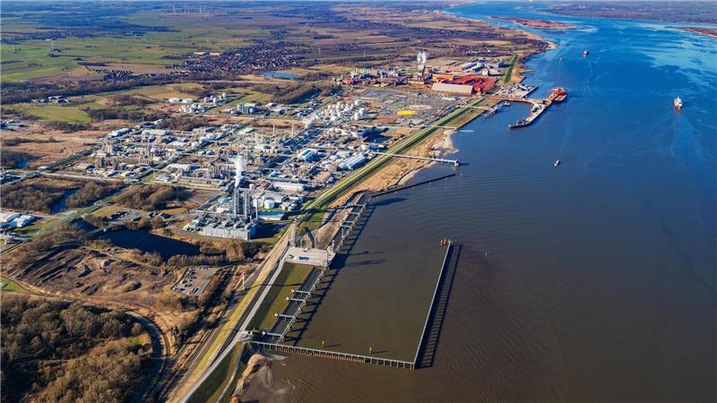 Kein LNG in Stade: Heftiger Streit hinter den Kulissen Hier lag die Energos Force bis zum 26. Januar: Blick auf die leere Liegewanne des schwimmenden LNG-Terminals und den eigens errichteten Anleger.