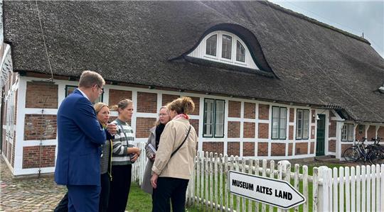 Hier lang zum Museum Altes Land: Durch die Sanierung lädt das historische Gebäude zum Erkunden ein.