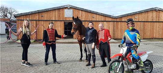Hier lernten sie sich letztes Jahr kennen: Michelle-Estelle und ihr Bruder Karl Iustin Köllner, Louisa Marie Koch, Kalli Köllner und Bira Noguerira (von links) vor dem LMK-Reitstall in Kutenholz. Auf dem Festplatz hatte die Zirkusfamilie au
