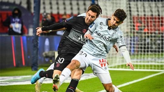 Hier noch im Zweikampf mit Lionel Messi, bald beim HSV? Martin Adeline (r).