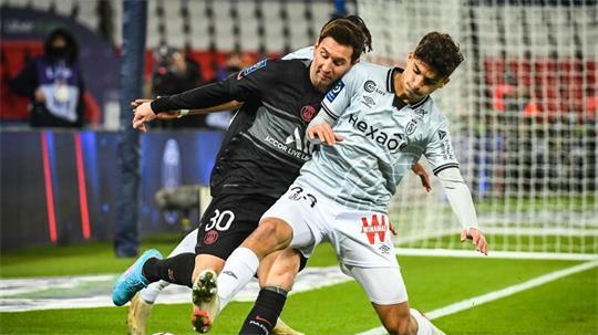 Hier noch im Zweikampf mit Lionel Messi, jetzt beim HSV: Martin Adeline (r). (Archivbild)