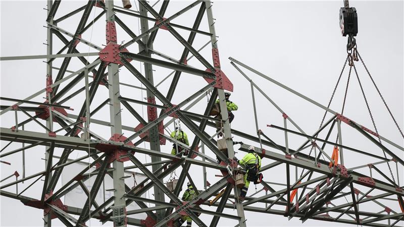 Hier noch in der Bauphase: Ein Mast der Ostküstenleitung. (Archivbild)