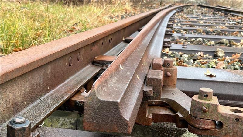 Hier noch vergleichsweise gut in Schuss: das Gleis mit Weiche.
