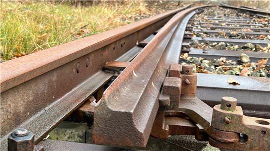 Hier noch vergleichsweise gut in Schuss: das Gleis mit Weiche.