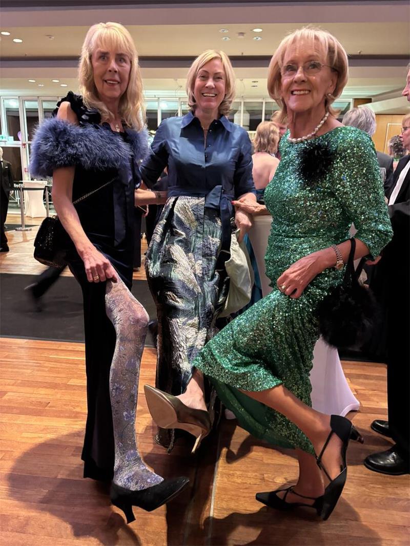 Schick in Schale: Zehn Geschichten von der 1. Stader Ballnacht Hier passt alles zusammen: Anke von Marschalck (von links), Birgit Hatecke und Rita Vöge kamen in brandneuen Kleidern und natürlich mit Tanzschuhen zur Stader Ballnacht.