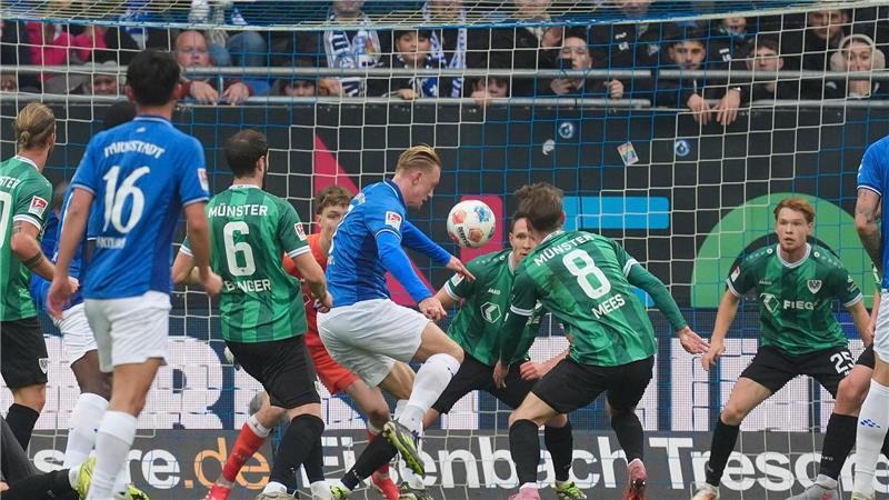 „Viel und harte Arbeit“: Schalke überwintert ganz oben Hier scheitert Darmstadts Torjäger Lidberg noch.