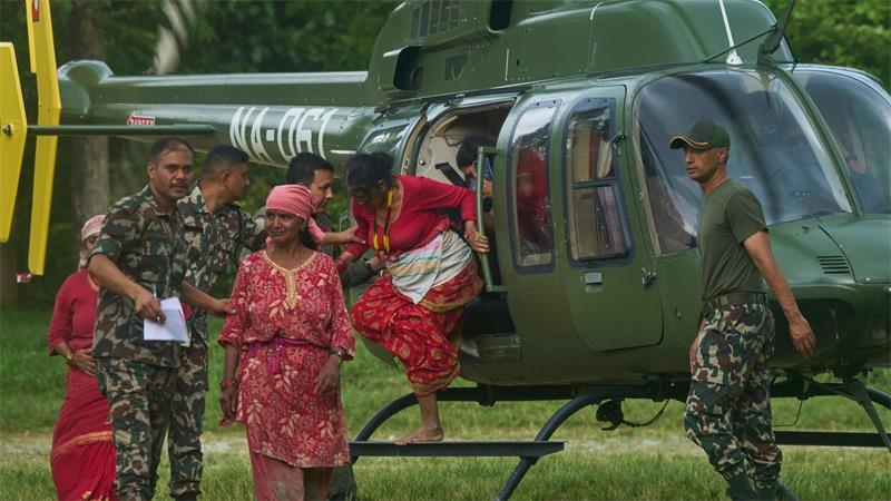 Sturzflut in Nepal: Mehr als 150 Tote und Hunderte Vermisste Hier sind Überlebende zu sehen, die evakuiert wurden.
