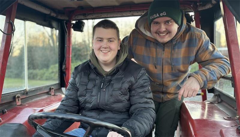 Hier sind die letzten anderthalb Jahre schnell vergessen: Tim und sein Bruder Jonas Böckmann haben sich gemeinsam einen Wunsch erfüllt und einen Trecker gekauft.