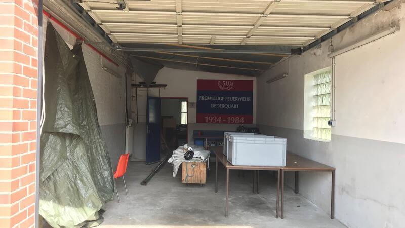 Altes Feuerwehrgerätehaus soll Dorfgemeinschaftshaus werden Hier soll Raum für die Dorfgemeinschaft entstehen. Zuvor wird entkernt und vom Schimmel befreit. Eine Zwischenwand soll weichen, und Licht soll durch ein bodentiefes Fenster und eine Glastür fallen.