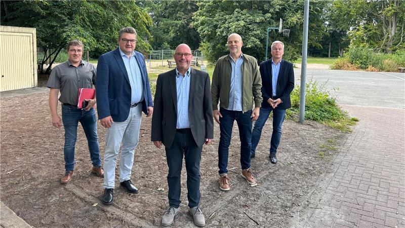 Hier soll in einem Jahr die Ecke des neuen Schulgebäudes stehen: Auf den Linien der späteren Mauern haben sich aufgestellt (von links) Martin Wist (Bauamt der Samtgemeinde), Samtgemeindebürgermeister Holger Falcke, Schulleiter Franz Schmitz-Kerckhoff, Olaf Mai (Projektsteuerung) und Christian Volkmer (Bauunternehmen Kümper + Schwarze).