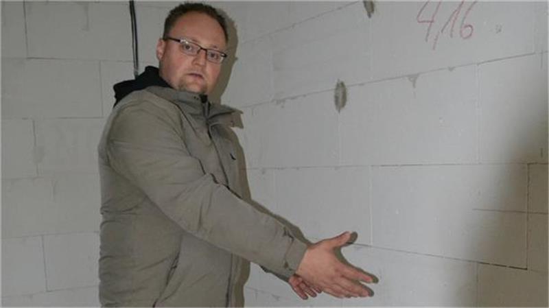Hier soll mal die Spüle stehen: Hausherr Denis Soukup vor den nackten Wänden seines Rohbaus.Foto: Hansen