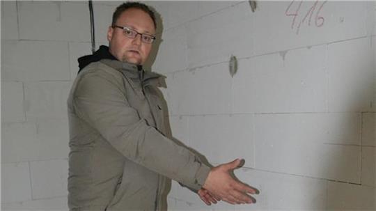 Hier soll mal die Spüle stehen: Hausherr Denis Soukup vor den nackten Wänden seines Rohbaus.Foto: Hansen