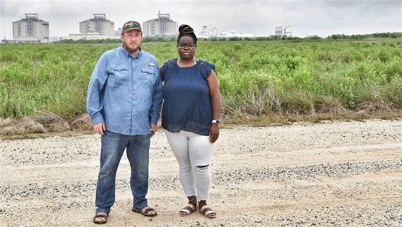 Hier sollen jedes Jahr Milliarden Kubikmeter Erdgas nach Stade verschifft werden. Auf Kosten der Gesundheit ihrer Kinder und der Pflanzen und Tiere der Feuchtgebiete im Mississippi Delta, sagen James Hiatt und Roishetta Ozane, die vor dem Exportterminal in Lousiana stehen. Foto: Gheorghiu