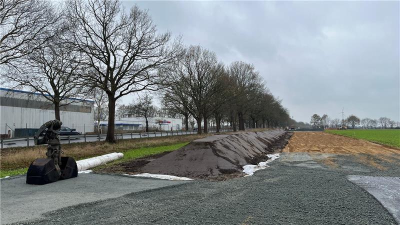 Hier sollen zukünftig Rohre für die geplante Erdgasleitung lagern.
