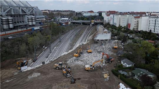 Hier stand bis vor kurzem noch eine Brücke: Die marode Ringbahnbrücke auf der A100 in Berlin wird abgerissen, weil sie zum Sicherheitsrisiko geworden war.