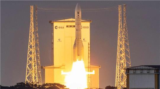 Hier startet die Ariane 6 in der schwächeren Version mit zwei Boostern, im Februar soll sie erstmals in der stärksten Version mit vier Boostern fliegen. (Archiv)