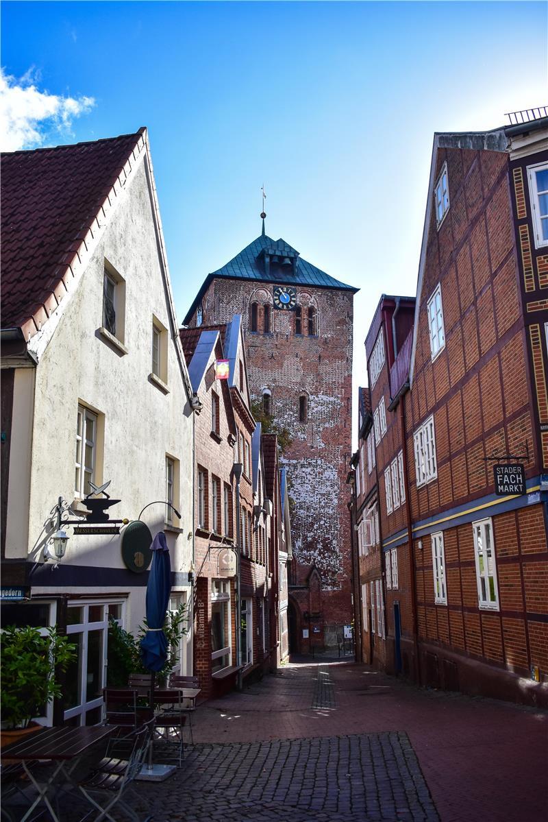 Blick auf den Turm der St.-Wilhadi-Kirche.