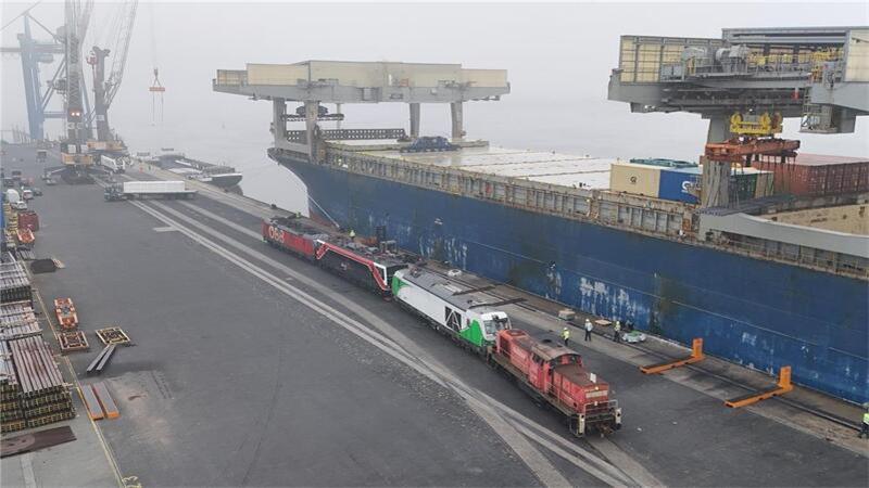 Hier stehen die Loks auf der Pier in der Warteschlange, um an Bord eines Binnenschiffs gehievt zu werden.