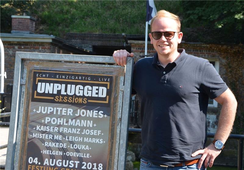 Hier steigt am 4. August das Festival Unplugged Sessions : Sören Stinski vor der Kulisse der Festung Grauerort. Foto von Allwörden