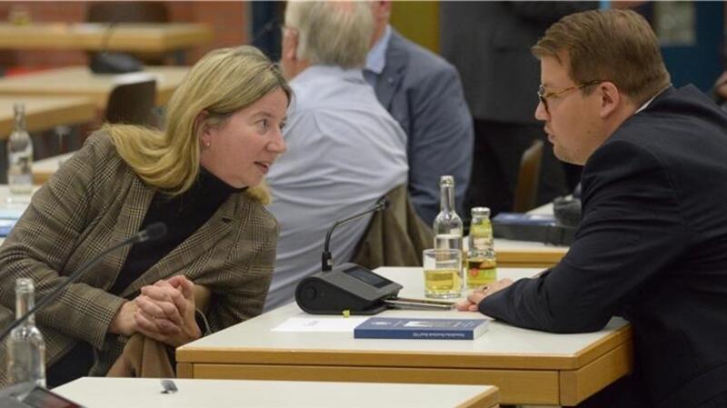 Hier stimmt das Verhältnis zwischen Birgit Butter und Alexander Krause noch. Das Foto entstand bei einer Ratssitzung in Buxtehude. Beide sind dort CDU-Ratsmitglieder.