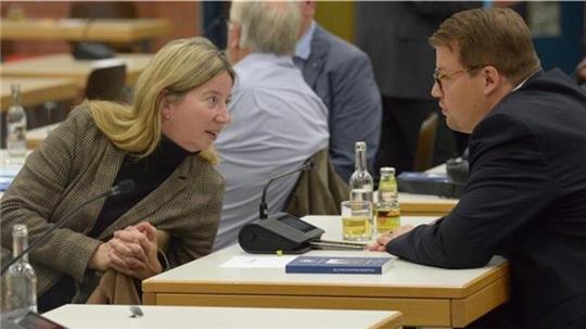 Hier stimmt das Verhältnis zwischen Birgit Butter und Alexander Krause noch. Das Foto entstand bei einer Ratssitzung in Buxtehude. Beide sind dort als CDU-Ratsmitglieder dabei.