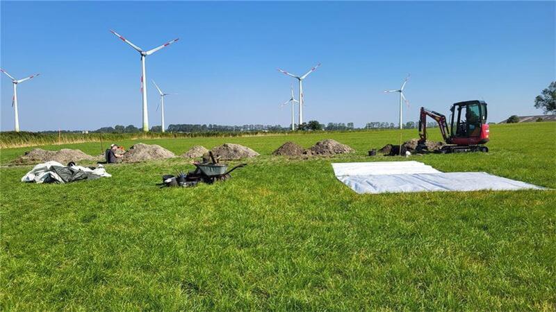 Hier suchen die Forscher nach Hinweisen auf die Verbindung von natürlichen Strandwällen und künstlichen Wurten.