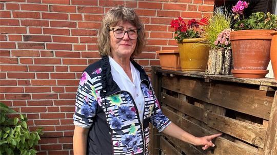 Hier surrte und brummte es auf ihrer Terrasse, zeigt die Stader Rentnerin Karin Akkermann.