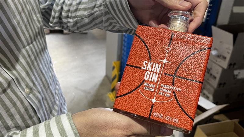 Skin Gin in Buxtehude: Rote Linien und ganz viel Leidenschaft Hier trinkt das Auge mit. Skin-Gin-Flaschen sind aufgrund ihres Designs auch Sammlerstücke.