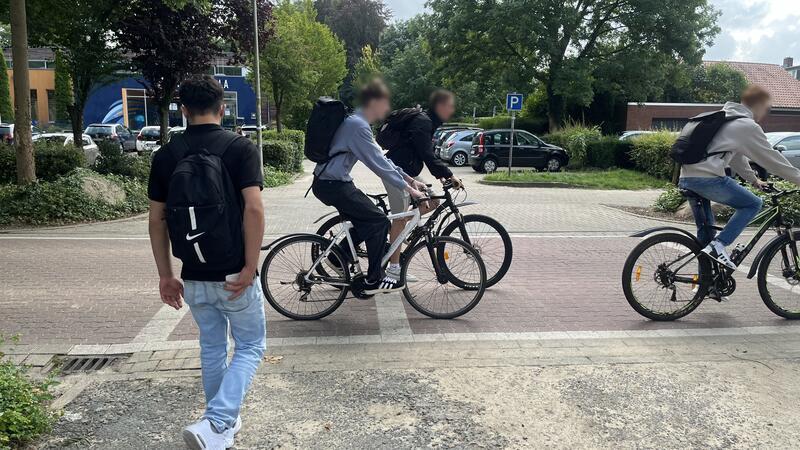 Sorge um Verkehrssicherheit in Buxtehude Hier wäre in der Konopkastraße vor der Halepaghen-Schule ein guter Platz für einen Zebrastreifen und eine Fahrrad-Furt.