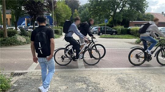 Hier wäre in der Konopkastraße vor der Halepaghen-Schule ein guter Platz für einen Zebrastreifen und eine Fahrrad-Furt.