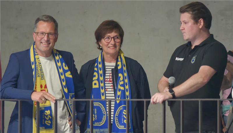 Hier war die Welt noch in Ordnung: Landrat Kai Seefried, Bürgermeisterin Katja Oldenburg-Schmidt und BSV-Geschäftsführer Timm Hubert (von links) am Samstag in der Halle Nord.