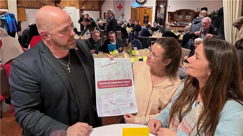 Hier werben Nikolai Müller, Anne Rosenfeld und Sonja Zinke für das Projekt Dorfregion. Zinke will mehr: eine Einheitsgemeinde.