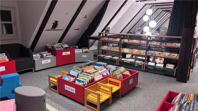 Hier werden derzeit Veranstaltungen für Kinder durchgeführt. Wegen des offenen Raumkonzepts kann es dadurch in der ganzen Bücherei sehr laut werden.