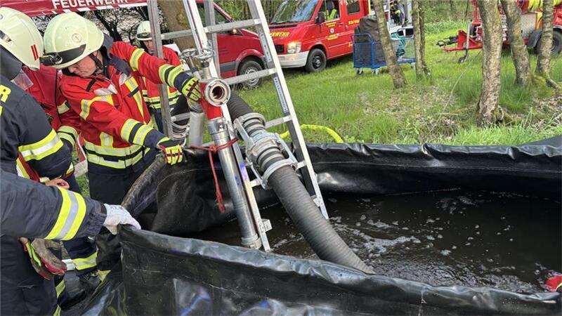 Hier wird das Löschwasser aus dem Löschwasserfaltbehälter direkt zum Brandort gepumpt.