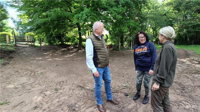 Hier wird das Wildgehege entstehen: Corinna Harms (Mitte) mit Julia Seefried und Jens Hariefeld.
