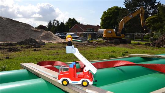 Hier wird das neue Feuerwehrgerätehaus von Balje gebaut. Doch zunächst muss ein Polder rund um das künftige Gebäude verlegt werden, dafür liegen die grünen Rohre schon bereit.