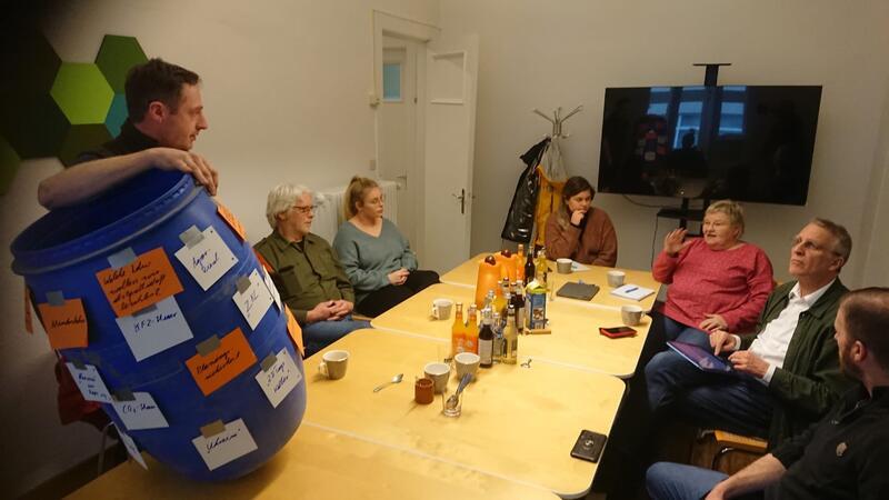 Hier wird dem Bundestagsabgeordneten Stephan Wenzel und der Landtagsabgeordneten Eva Viehoff, beide Grüne (2. und 3. von rechts), das Fass gezeigt, das der Agrardiesel-Tropfen zum Überlaufen brachte.