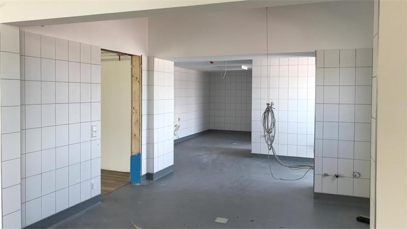 Mittagessen für Grundschüler: In Freiburgs Mensa wird für Nordkehdingen gekocht Hier wird die Ausgabenküche der Grundschule Wischhafen vorbereitet.