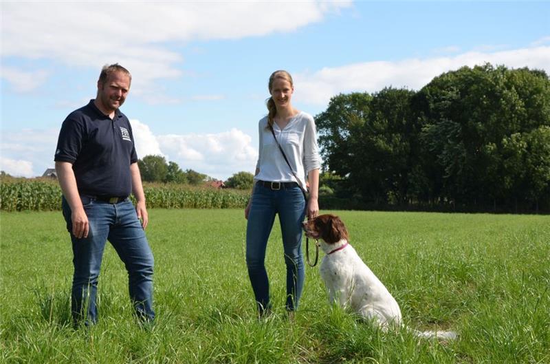 Krautsand bekommt eine Hundepension Hier wird die Hundepension gebaut: Catharina von Borstel und Lars Behrmann mit ihrer Jagdhündin Cleo auf der Wiese am Leichtturmweg.