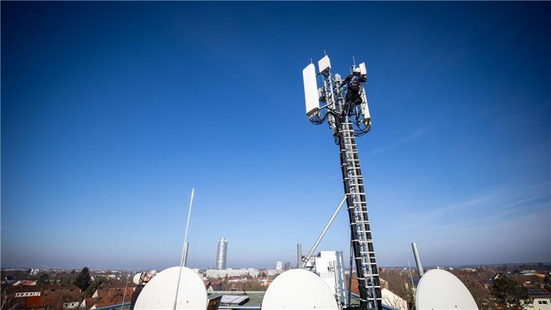 Deutschlands Handynetze müssen besser werden Hier wird ein Telekom-Funkmast verbessert - anderswo haben die Netzbetreiber solche Arbeiten noch vor sich. (Archivbild)